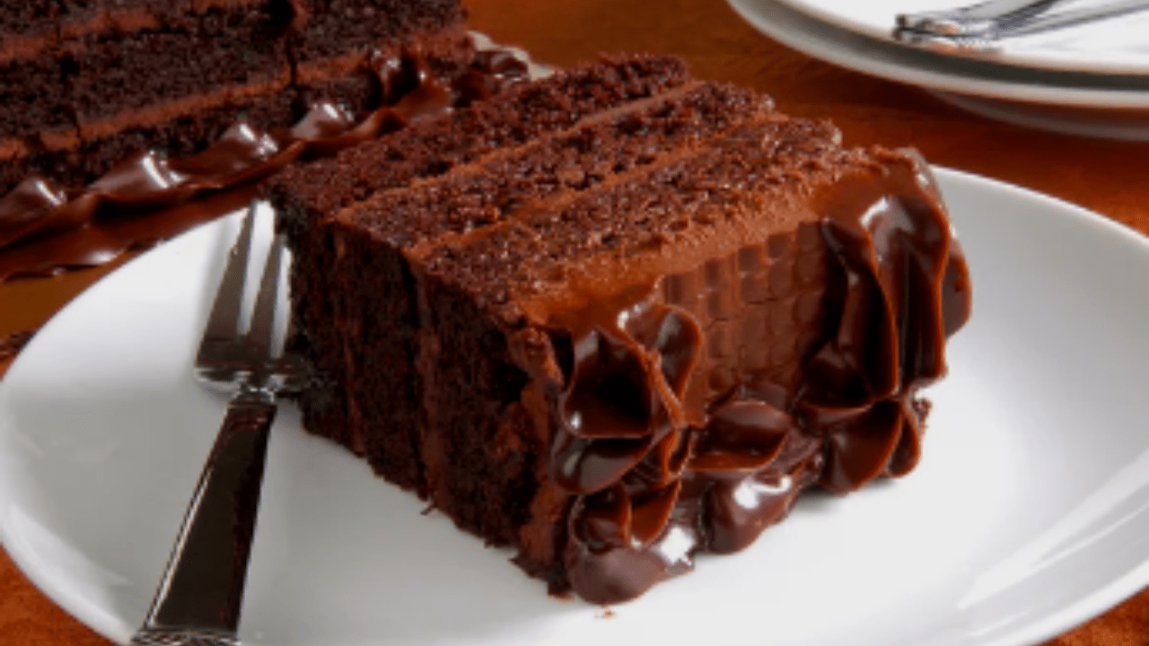 Receita fácil e gostosa de torta de chocolate com 3 ingredientes!